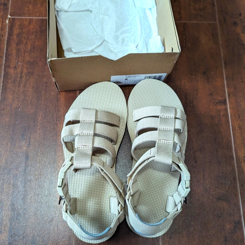 SOLD Teva Dorado Size 6